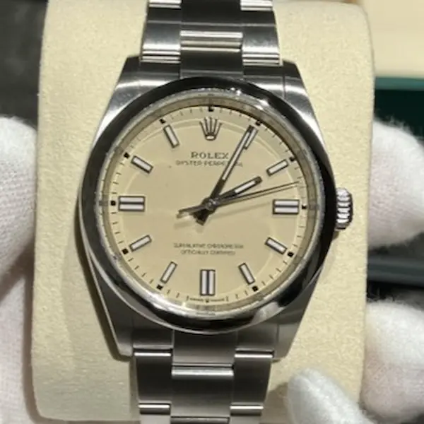 ロレックス　オイスターパーペチュアル　126000 loading=